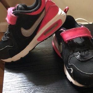 Nike toddler girl black and pink athletic shoes